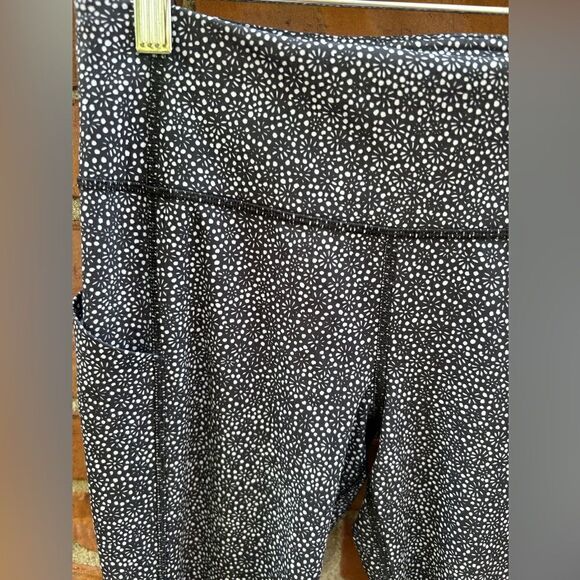 Lululemon Pace Rival Crop Legging in Freckle Flower Black White - Picture 5 of 10